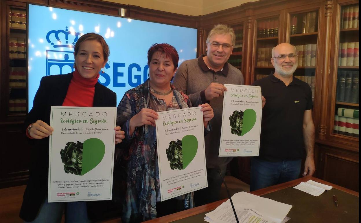 Por la izquierda, Ana Peñalosa, Clara Luquero, Juan Manuel Palomares y Fernando de la Fuente en la presentación del mercado ecológico de Segovia. 