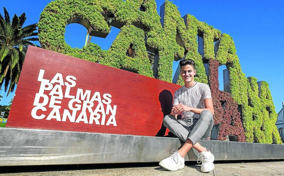 El joven Alberto Starkmann posa en el Parque Santa Catalina, epicentro de las carnestolendas capitalinas de la isla.