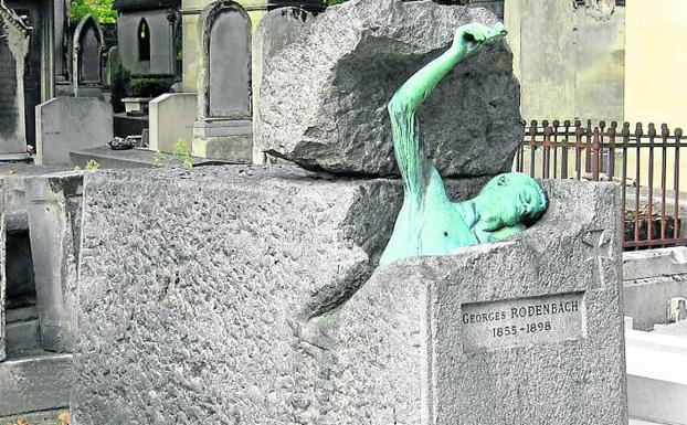 George Rodenbach sale del sepulcro en Père-Lachaise.