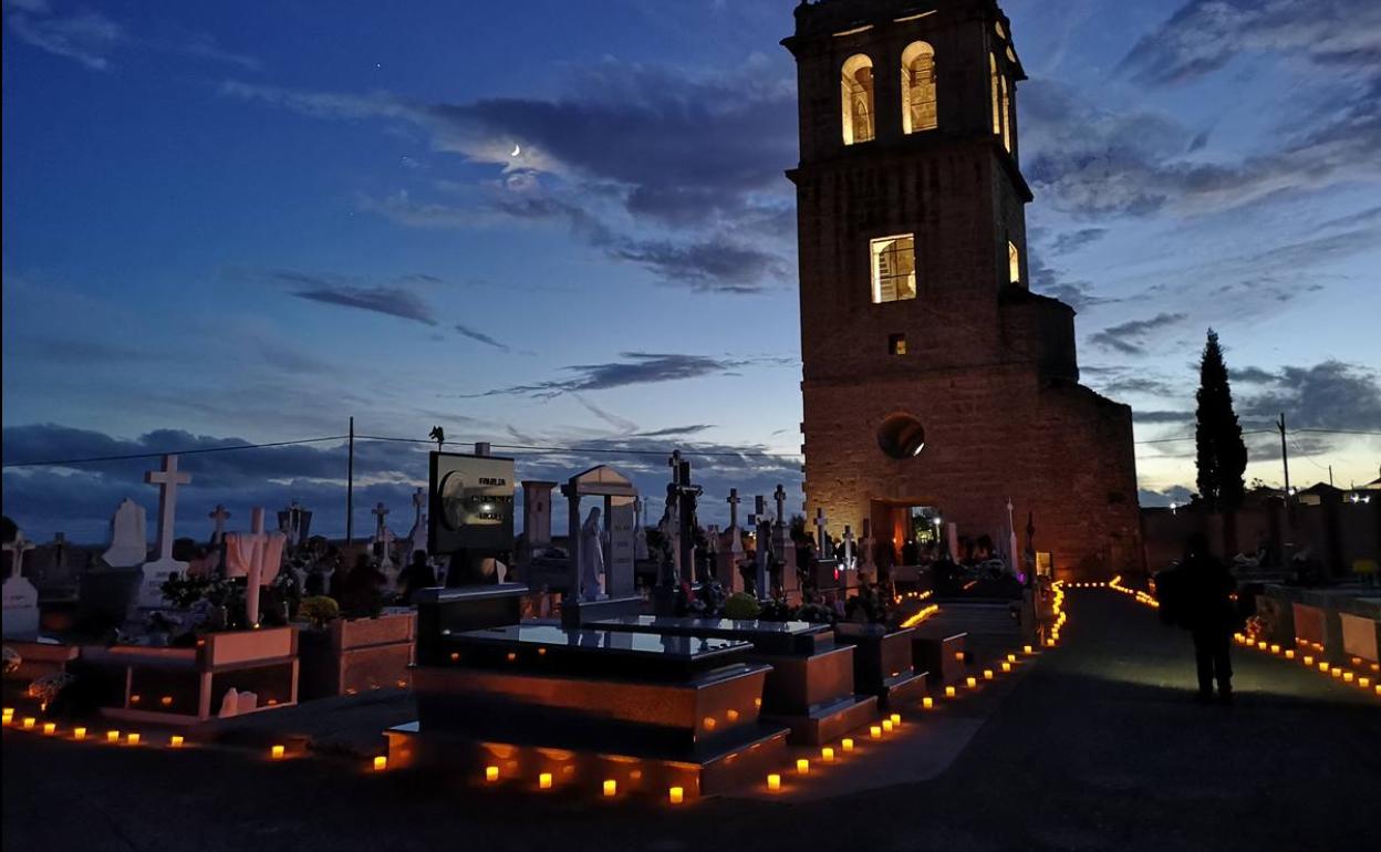 La torre que domina el camposanto también tuvo su protagonismo.