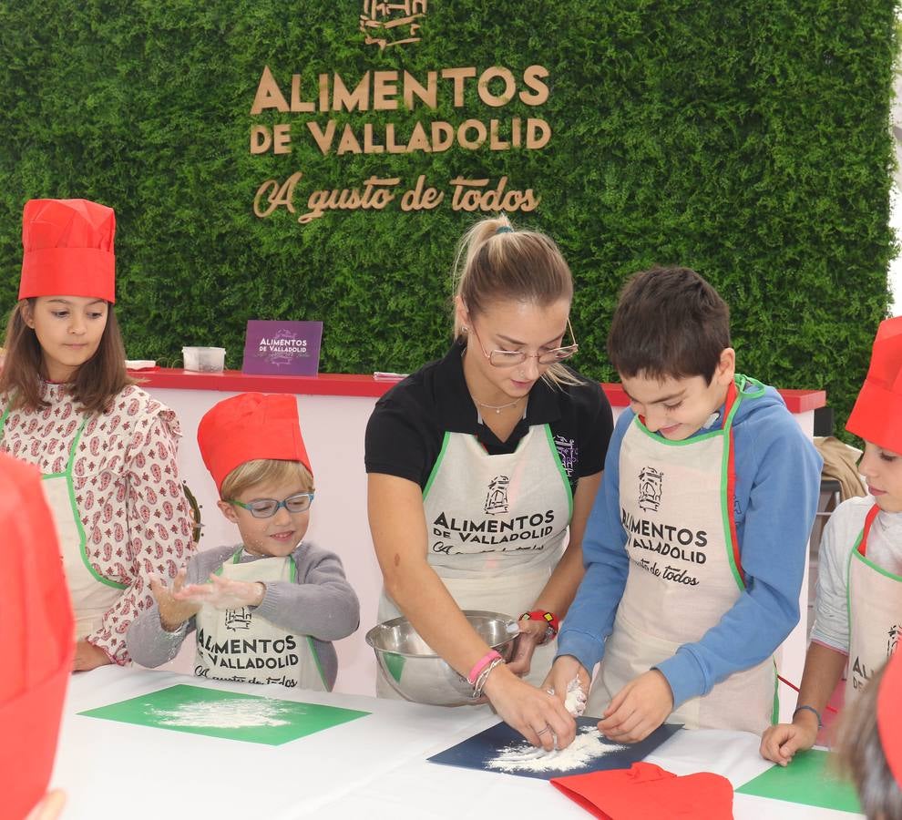 Los niños han podido disfrutar de talleres de cocina dentro de las actividades lúdicas previas del XV Concurso Nacional de Pinchos y Tapas que tendrá lugar en Valladolid desde el próximo lunes día 4 hasta el jueves 6