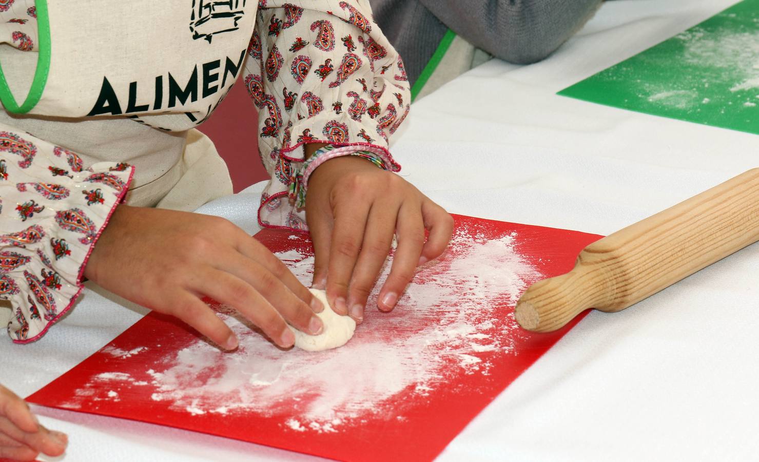 Los niños han podido disfrutar de talleres de cocina dentro de las actividades lúdicas previas del XV Concurso Nacional de Pinchos y Tapas que tendrá lugar en Valladolid desde el próximo lunes día 4 hasta el jueves 6