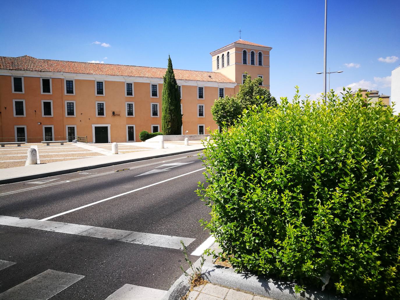 Visión que tiene el peatón desde la zona en la que se dispone a cruzar en la mediana, que además está rebajada por motivos de accesibilidad.