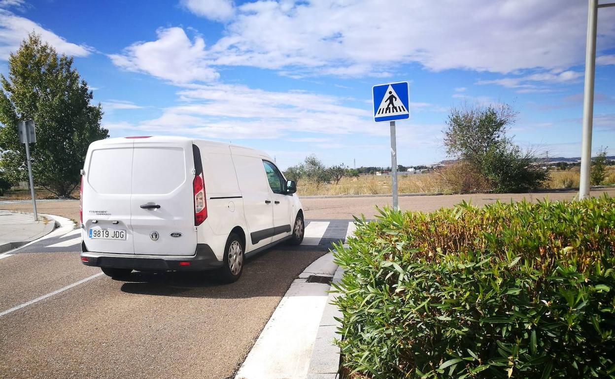 Esquinazo de Limonero con Alcaparra con el seto recortado tras el aviso de un vecino a la Concejalía de Medio Ambiente. 