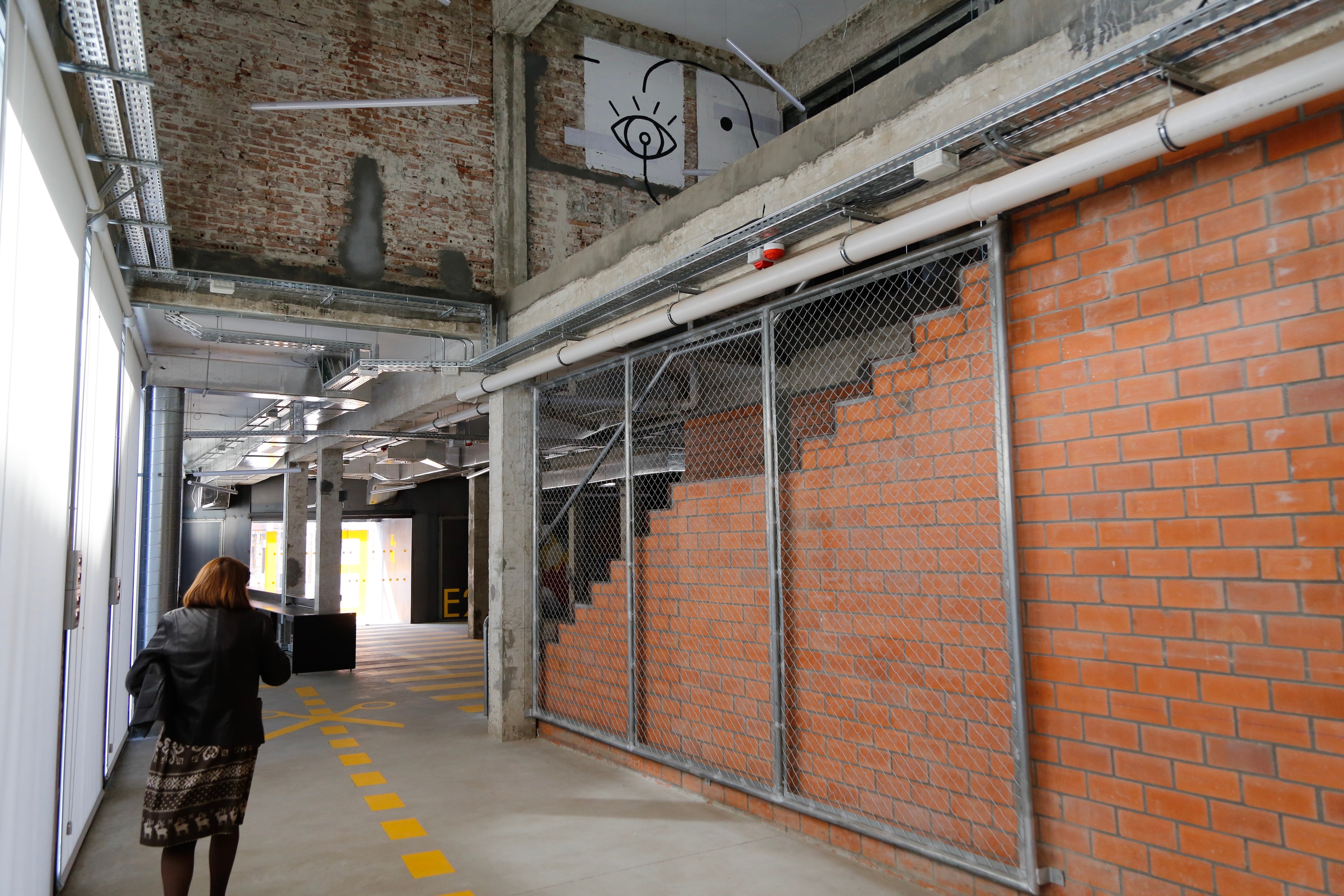 El nuevo Espacio Joven Zona Norte, en la calle Olmo, aprovecha la estructura de las antiguas dependencias de la Escuela de Relaciones Laborales.