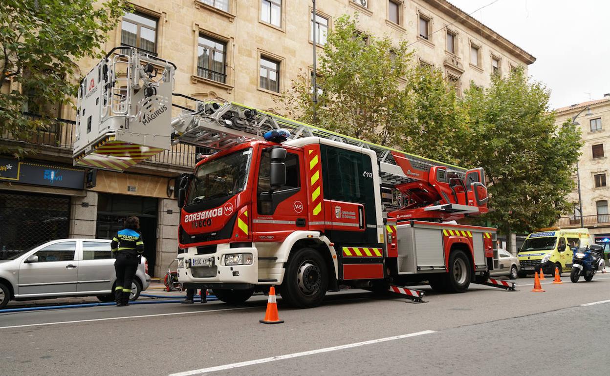 Camión de bomberos estacionado esta mañana en la Gran Vía.