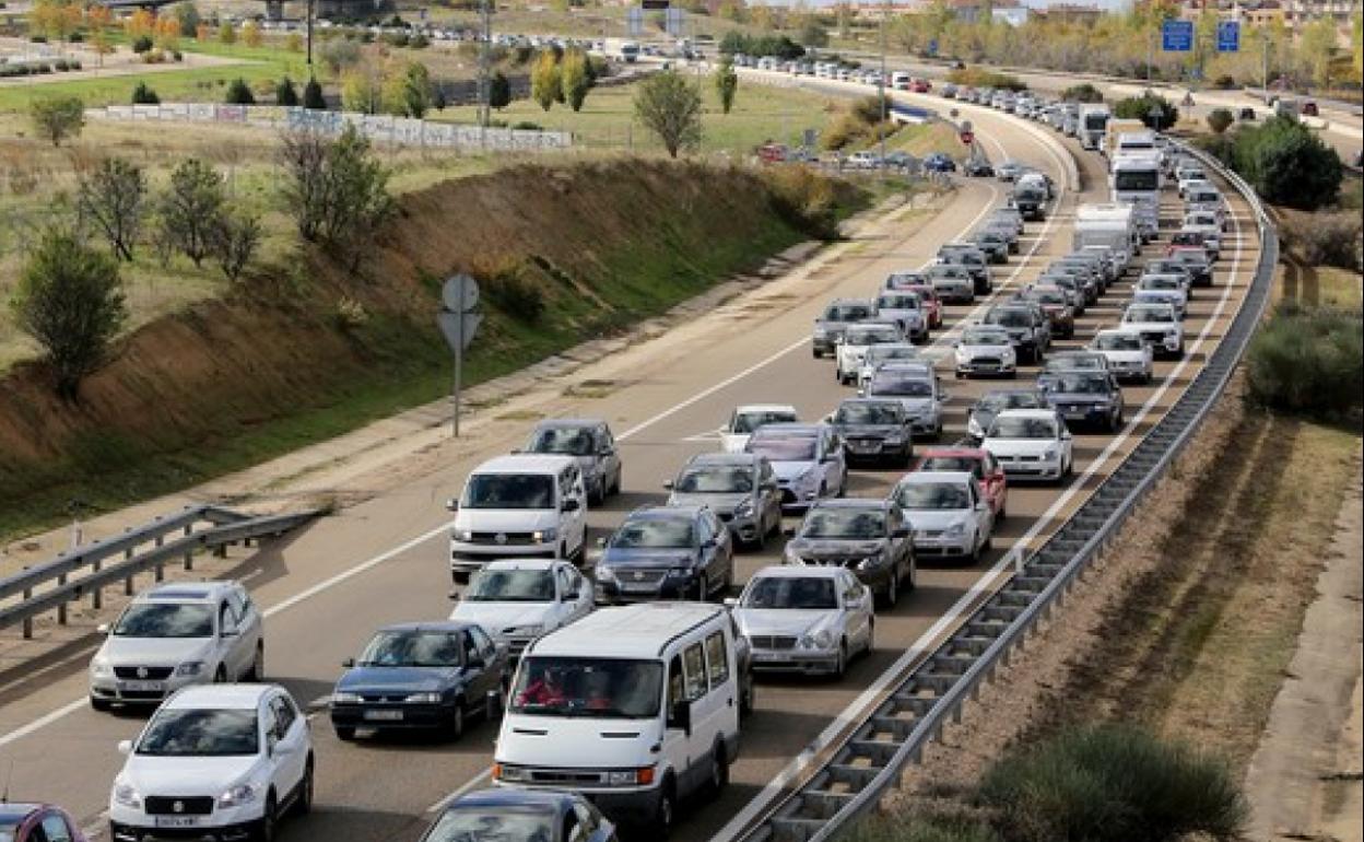 Retenciones en la A-62 a su paso por Arroyo de la Encomienda (Valladolid).