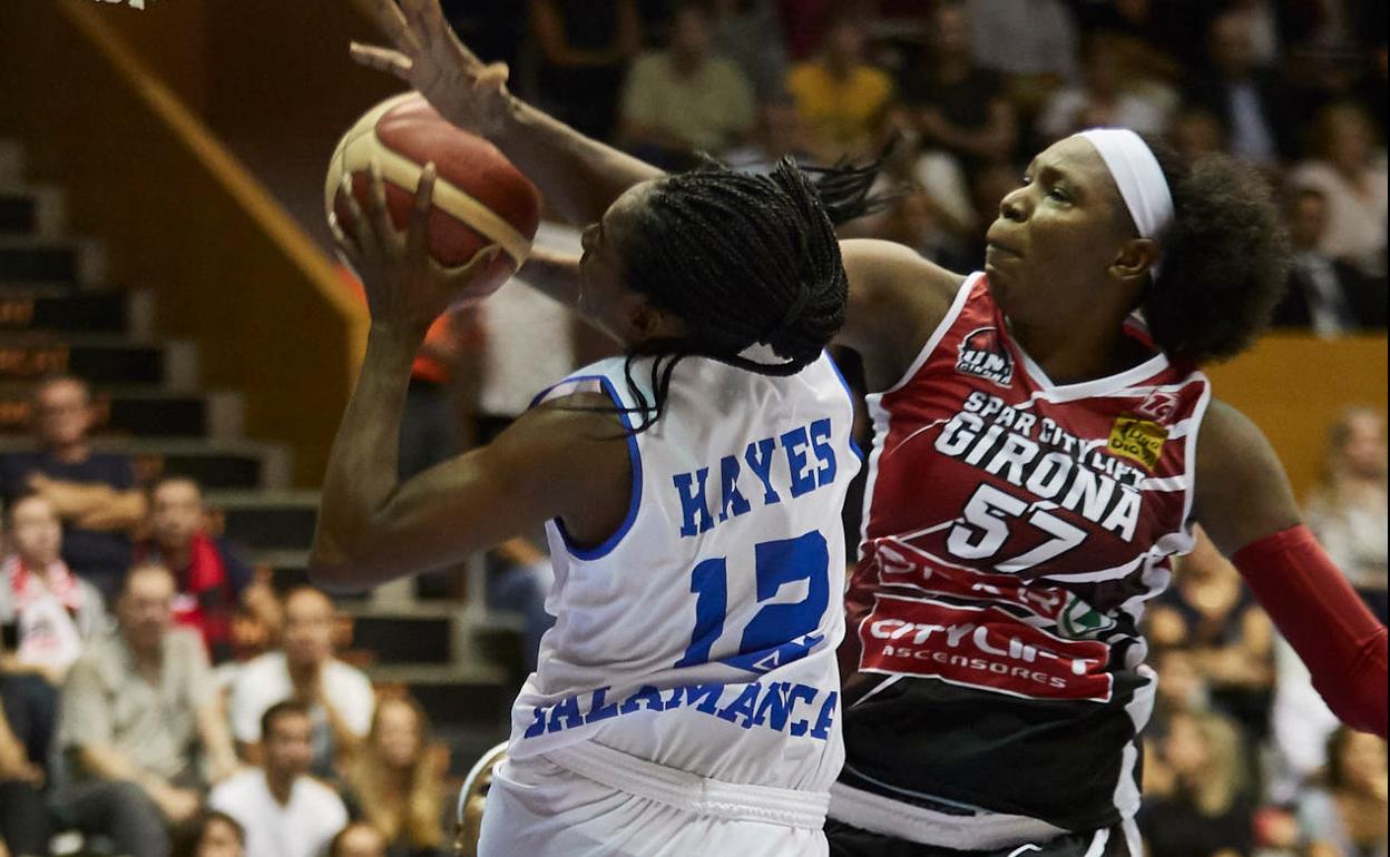 Hayes intenta encestar ante Coulibaly en la Supercopa.