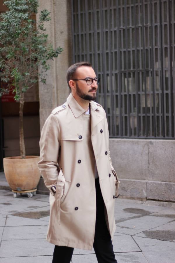 Si existe una prenda esencial para el otoño esa es el 'trench'. Perfecta para los famosos días de entretiempo en los que el sol aparece y se camufla entre algunas gotas inesperadas de lluvia. La gabardina se ha convertido en un imprescindible de los amantes de la moda