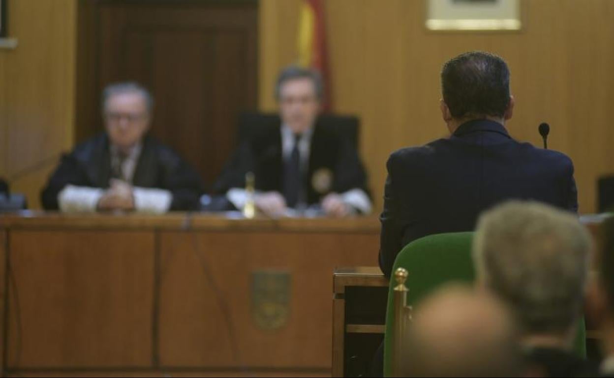 El subinspector de la unidad antidisturbios (UIP) responde a las preguntas del tribunal, 