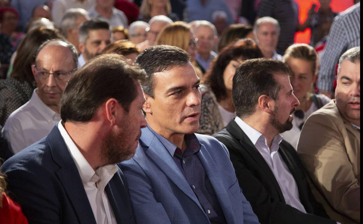 El presidente del Gobierno, Pedro Sánchez, entre el alcalde de Valladolid, Óscar Puente (izquierda) y el secretario general del PSOE en Castilla y León, Luis Tudanca.