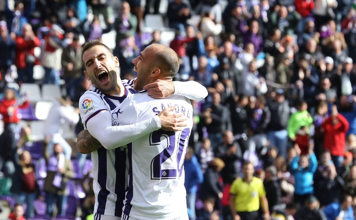 Antoñito y Sandro estallan de alegría para celebrar el primer gol del canario con la camiseta blanquivioleta.