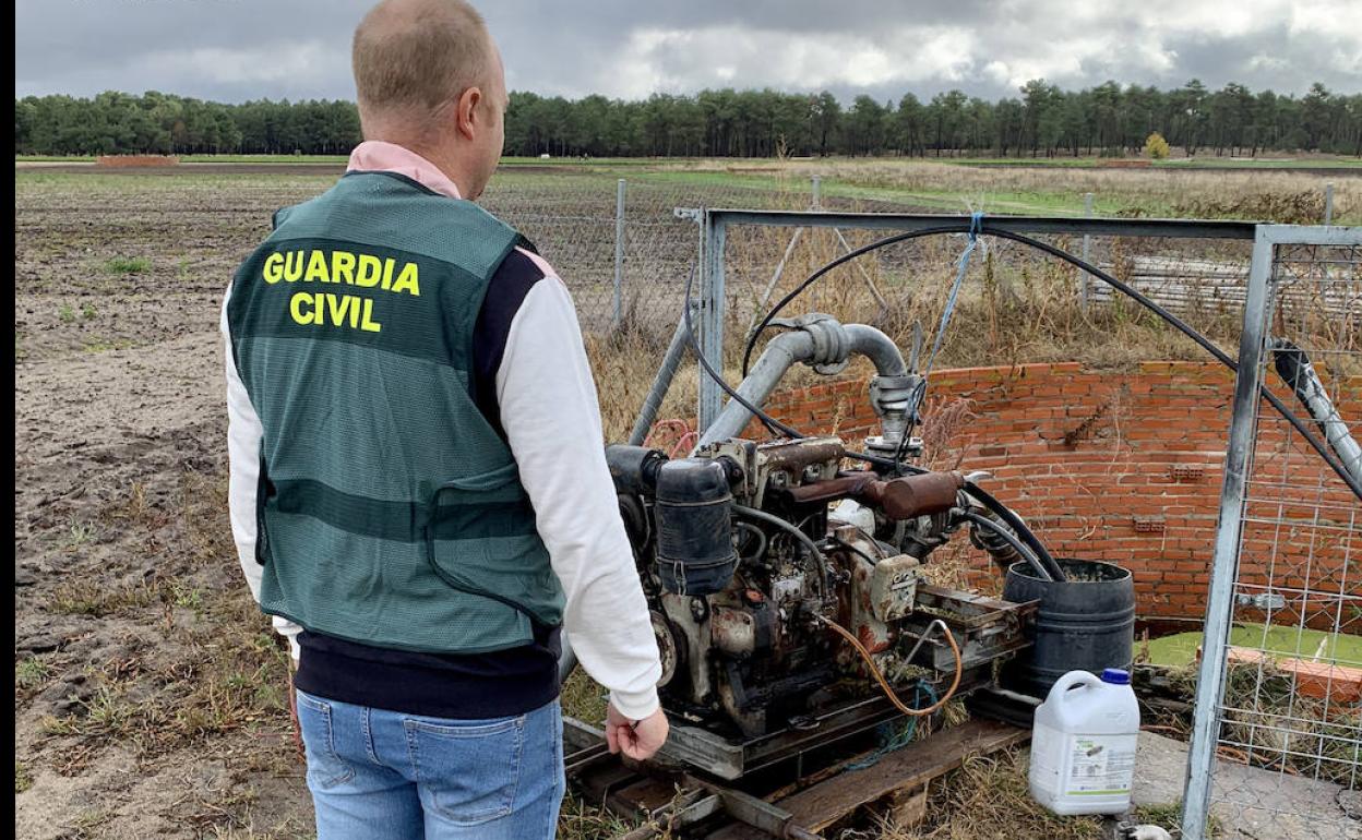 Un agente junto a parte del material sustraído por los ladrones en Sanchonuño. 