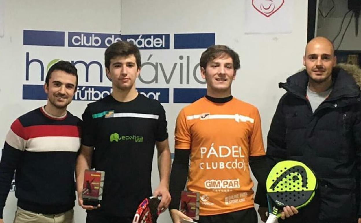 Enrique Goenaga, segundo por la izquierda, con su trofeo. 
