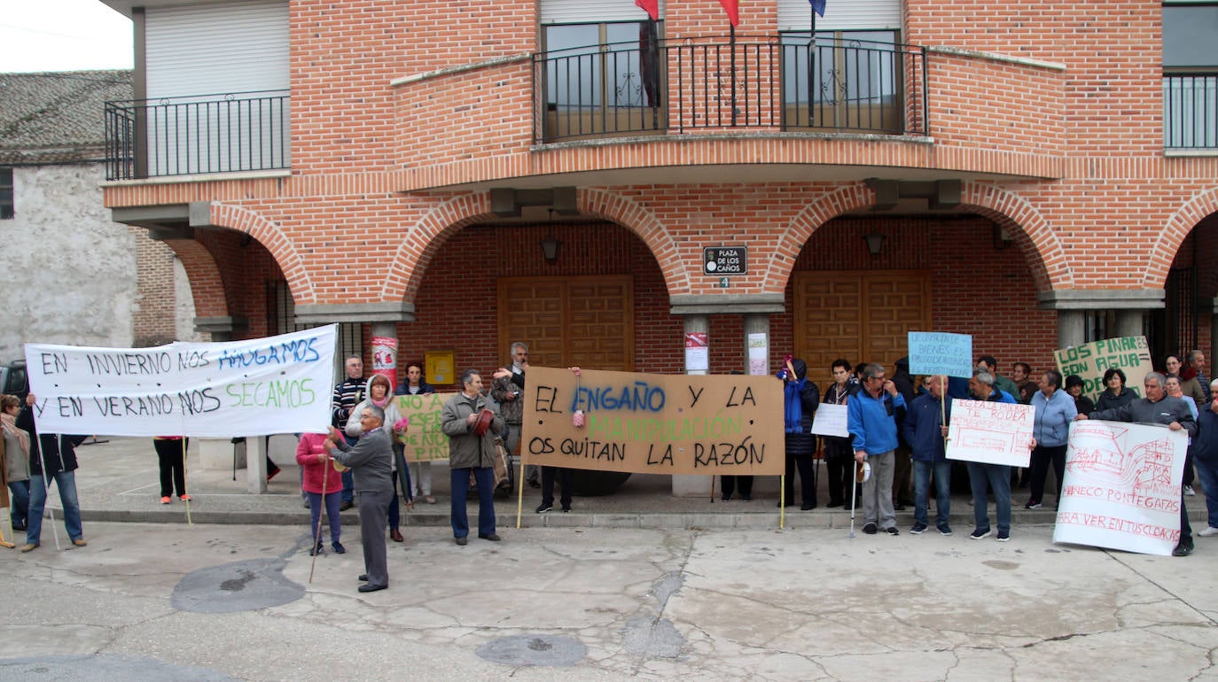 Concentración de los vecinos de Gomezserracín MÓNICA RICO