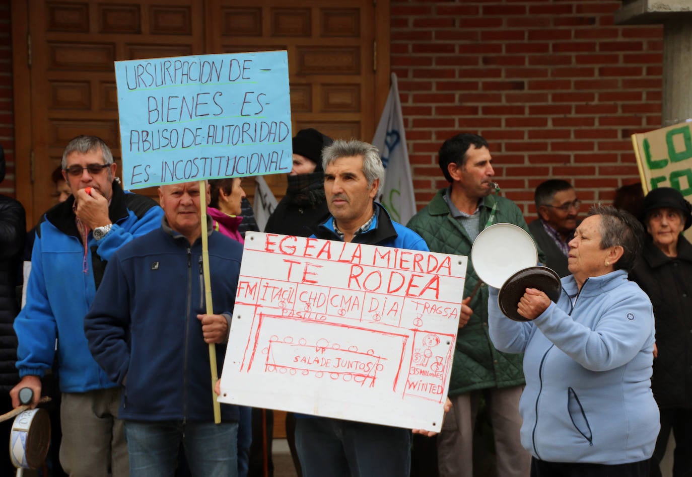 Concentración de los vecinos de Gomezserracín MÓNICA RICO