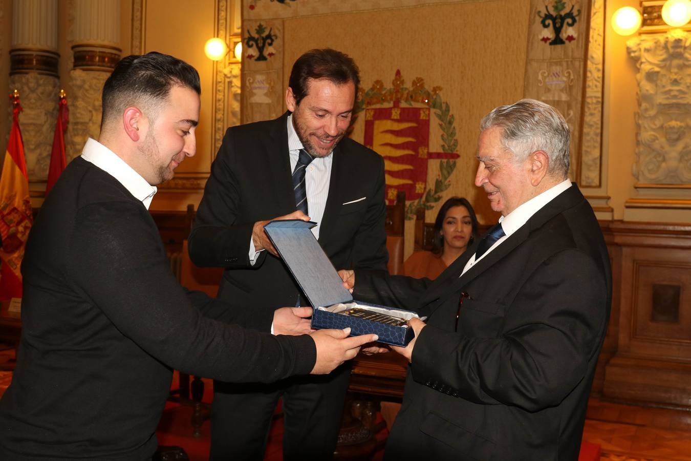 El acto celebrado en el Ayuntamiento de Valladolid ha estado presidido po el alcalde, Óscar Puente, quien ha destacado de 'Jani' su contribución al fomento de la convivencia «entre la etnia gitana y la paya»