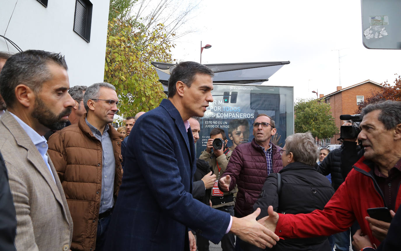 Pedro Sánchez ha visitado esta mañana el barrio de Pajarillos de Valladolid. 