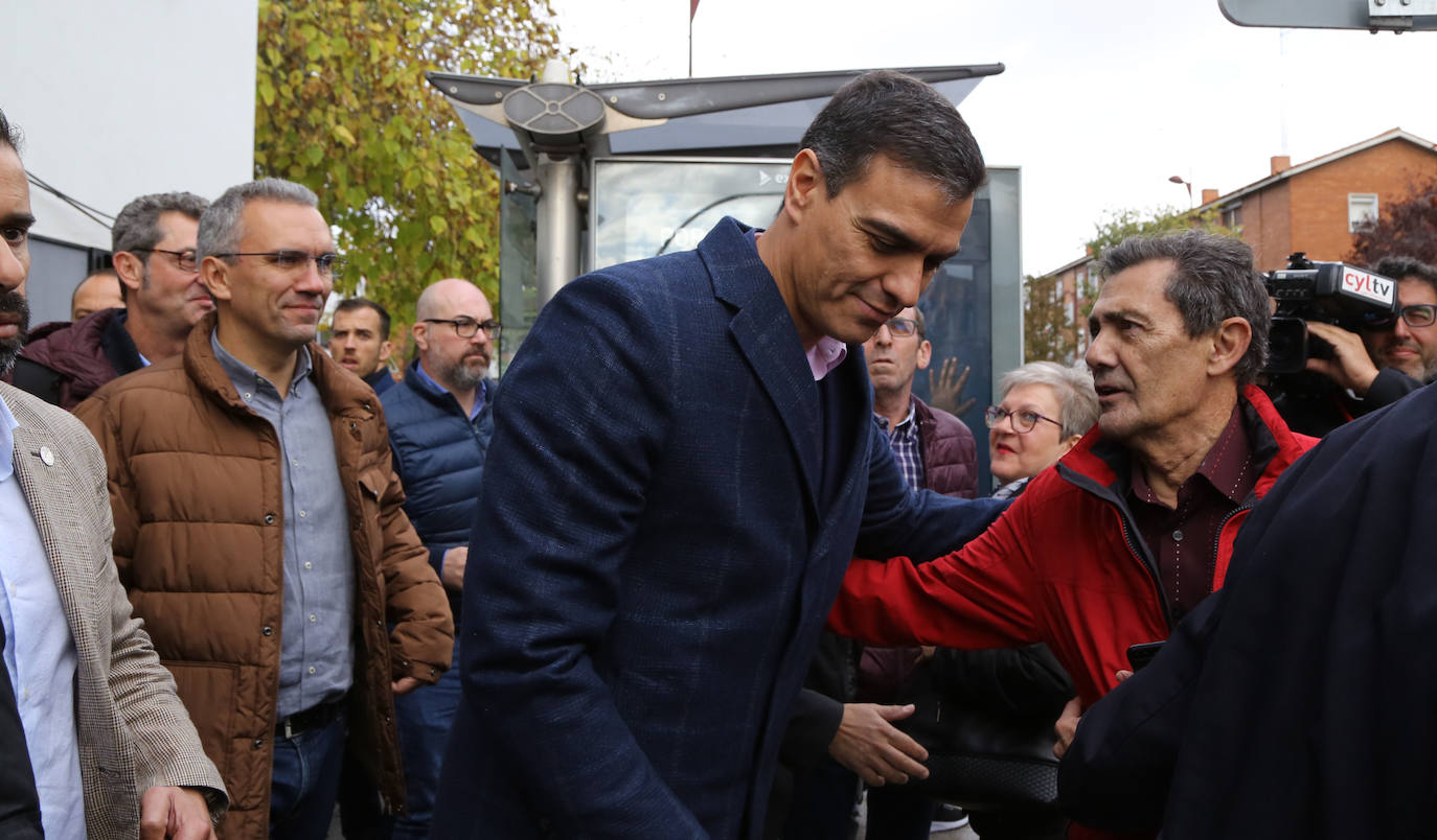 Pedro Sánchez ha visitado esta mañana el barrio de Pajarillos de Valladolid. 