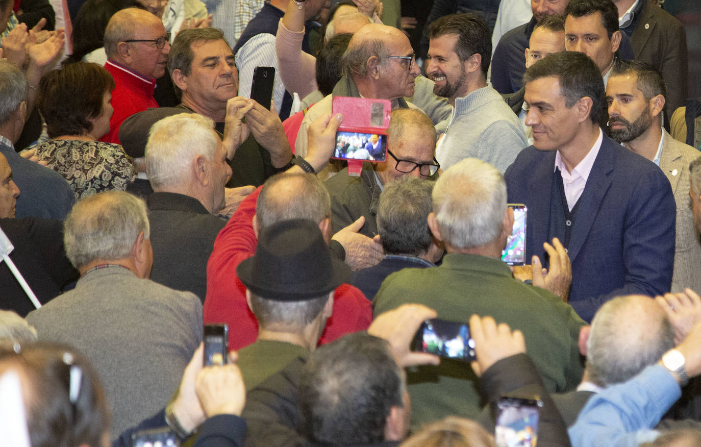 Pedro Sánchez ha visitado esta mañana el barrio de Pajarillos de Valladolid. 