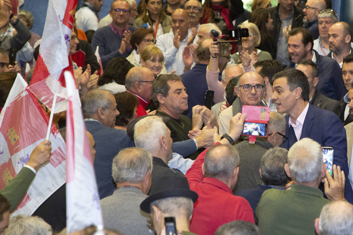 Pedro Sánchez ha visitado esta mañana el barrio de Pajarillos de Valladolid. 