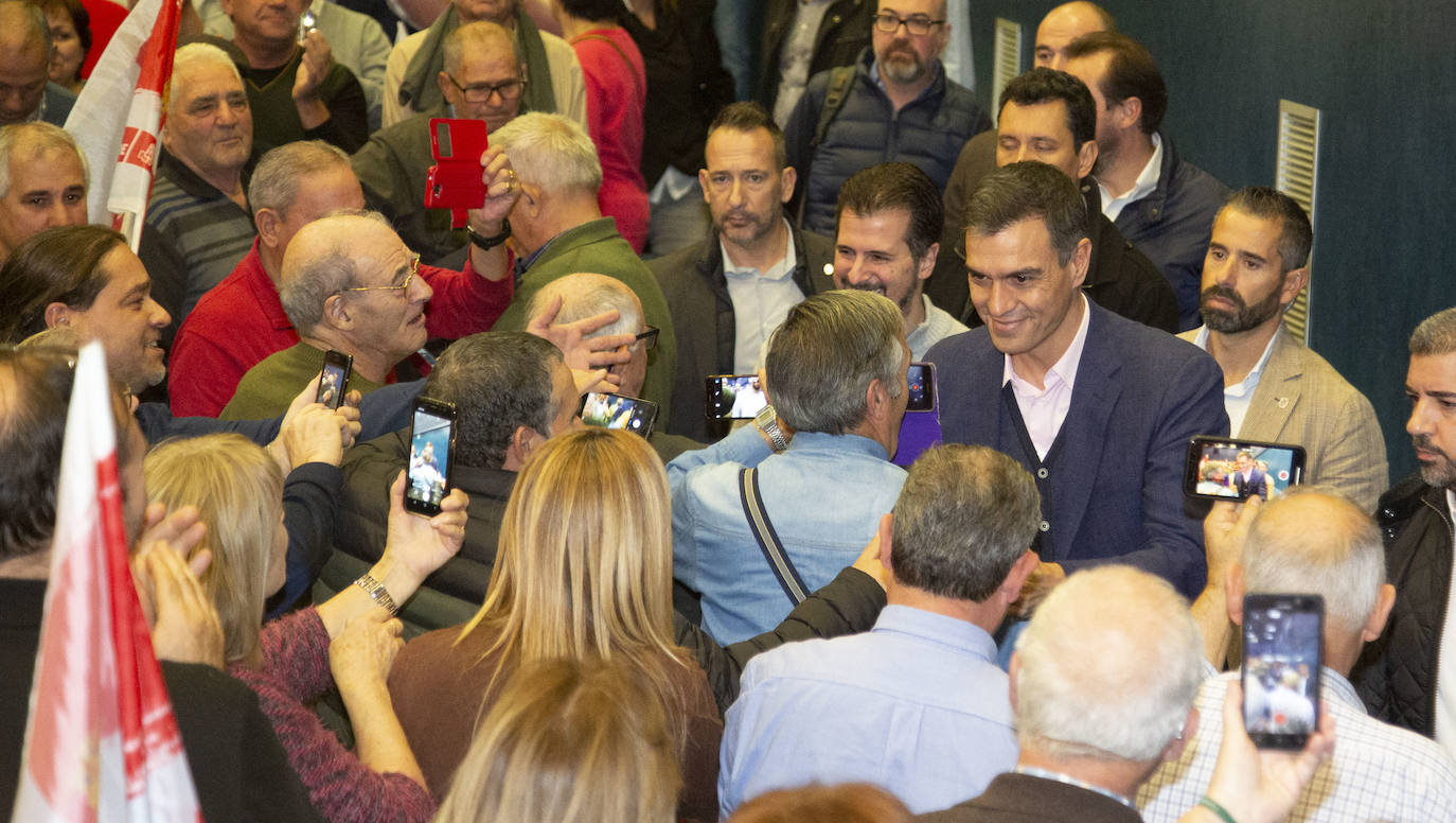 Pedro Sánchez ha visitado esta mañana el barrio de Pajarillos de Valladolid. 