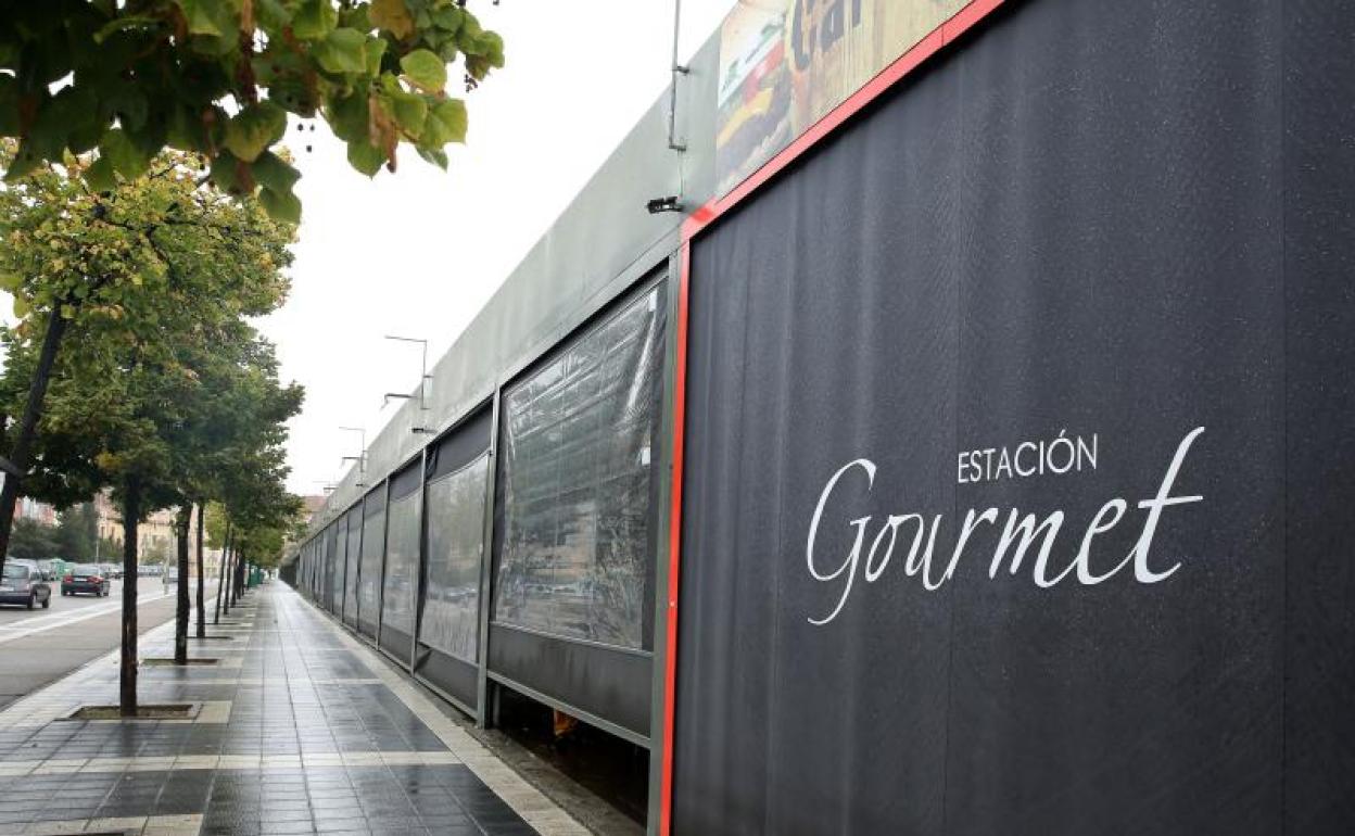 Exterior de Estación Gourmet, establecimiento gastronómico situado en una antigua nave de Renfe. 