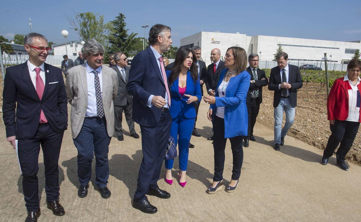 Milagros Marcos y los rectores de las universidades de Castilla y León durante una visita que hicieron al Itacyl. 