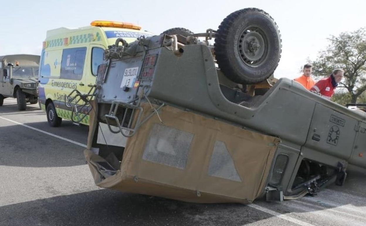 Imagen del vehículo militar tras volcar sobre el vial.