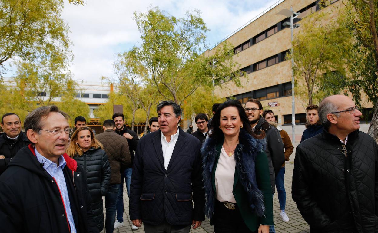 Edurne Uriarte, junto a Bermúdez de Castro, en el campus Miguel de Unamuno.