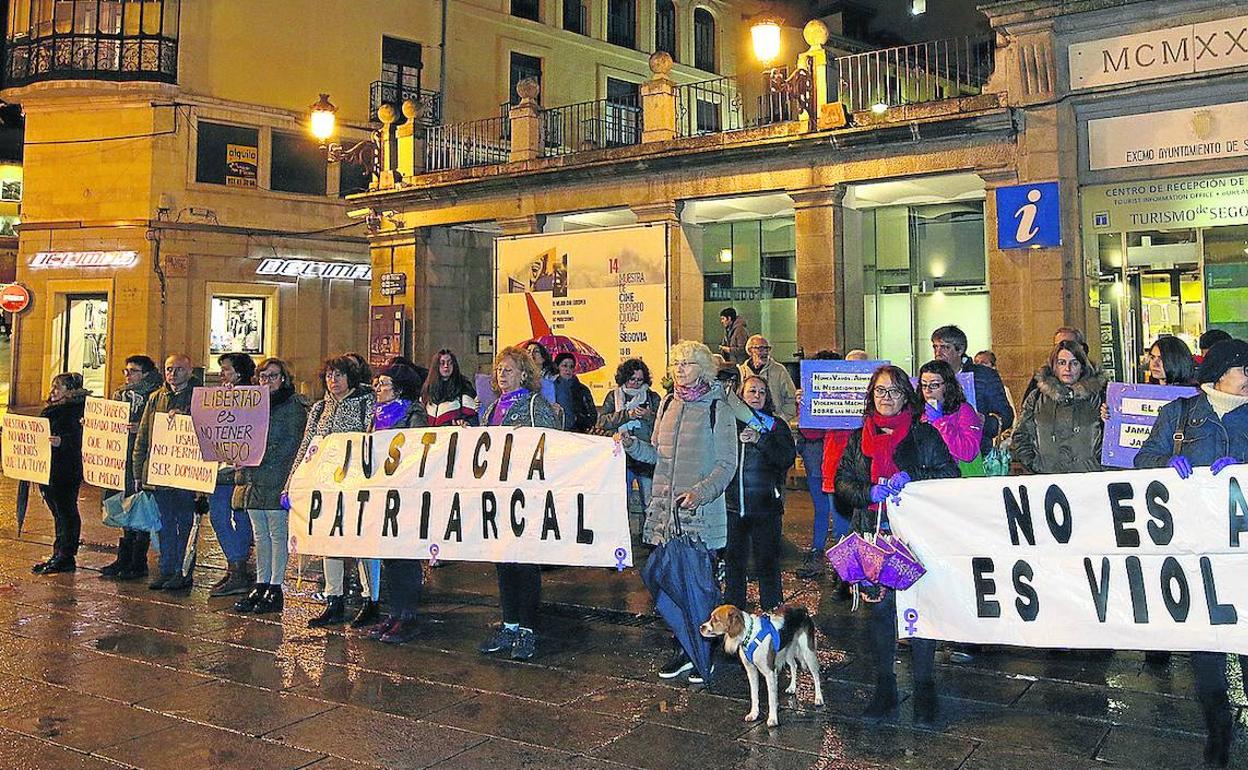 Protesta de ayer en el Azoguejo contra la sentencia de 'la manada de Manresa'. 