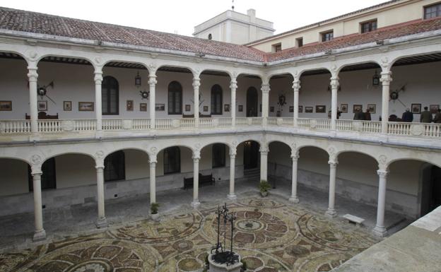 Imagen principal - Patio palaciego proyectado por Luis de Vega, postal del edificiio con matasellos de 1909 y rueda de prensa en el Palacio Real para presentar la contribución del Ejército a la promoción turística.