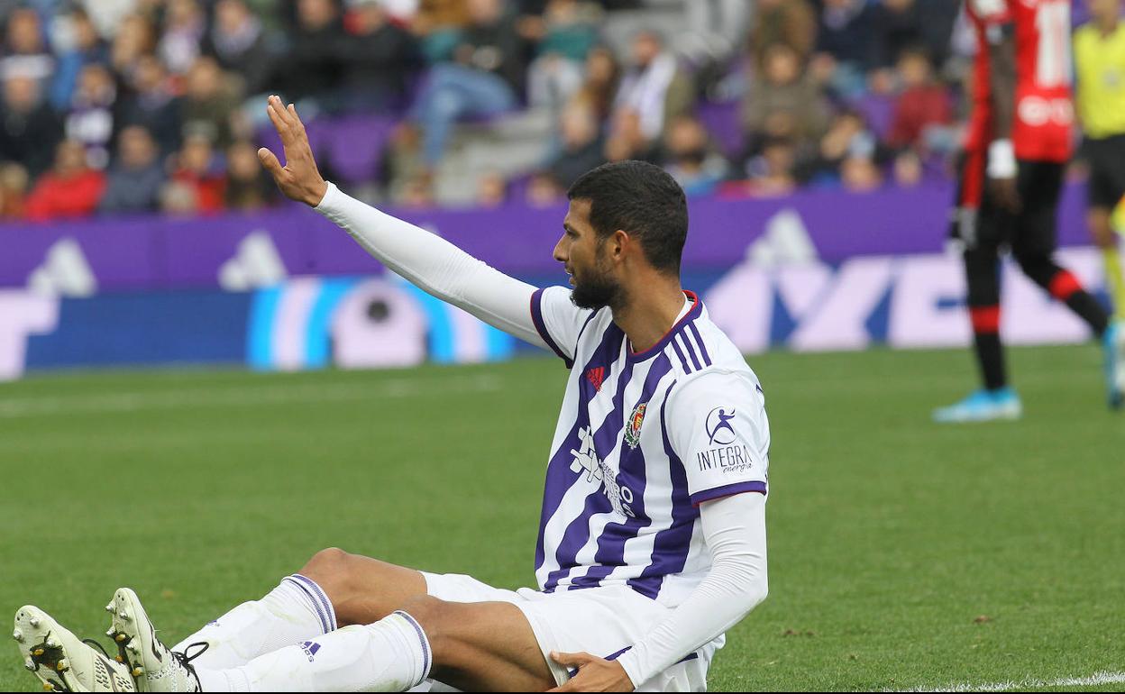 Joaquín avisa a la banda de su percance físico en el partido ante el Mallorca. 