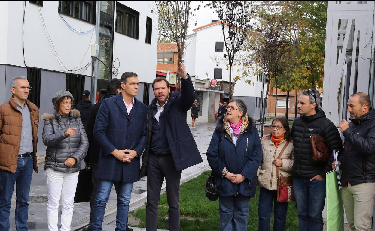 Pedro Sánchez visita junto a Óscar Puente el barrio vallisoletano de Pajarillos, acompañado por colectivos sociales y miembros del PSOE. 