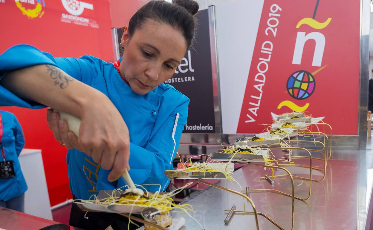 La cocinera Eva Galiano, de La Teja de Valladolid, finaliza su 'Fidecrush', que presenta al Concurso Nacional de Pinchos y Tapas. 