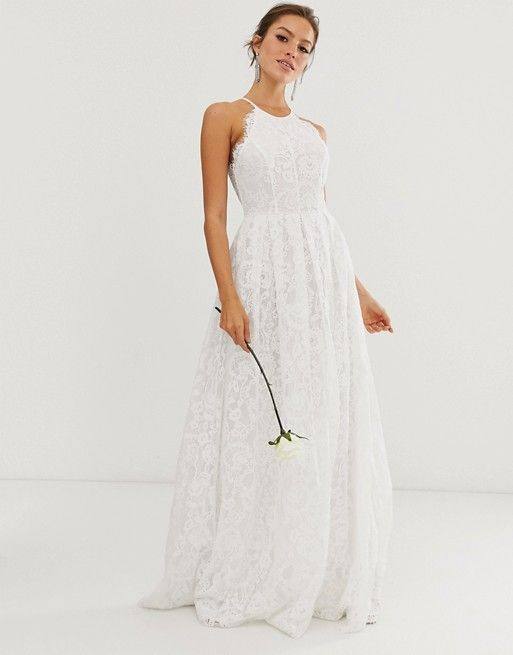 La moda nupcial abre sus puertas a las firmas y cadenas de bajo coste. Las novias buscan cada día más un vestido que mezcle tendencia y presupuesto para vivir un día único, sin un gran desembolso. Firmas como Asos, El Corte Inglés o H&M son un gran espacio donde encontrar por debajo de los 500 euros diseños nupciales de calidad.