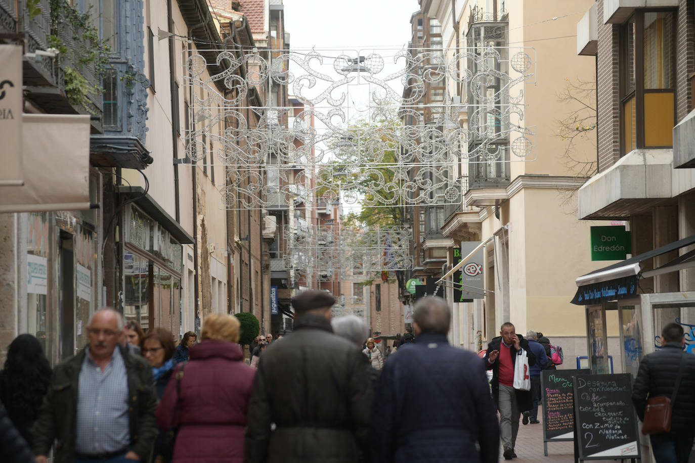 El Ayuntamiento de Valladolid ha colocado el árbol de Navidad en la Plaza Mayor y luces navideñas en las calles del centro.