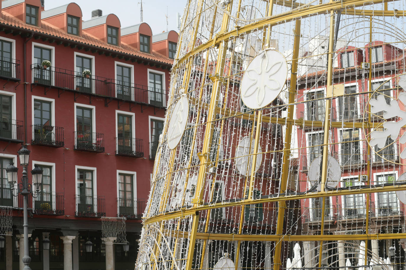 El Ayuntamiento de Valladolid ha colocado el árbol de Navidad en la Plaza Mayor y luces navideñas en las calles del centro.