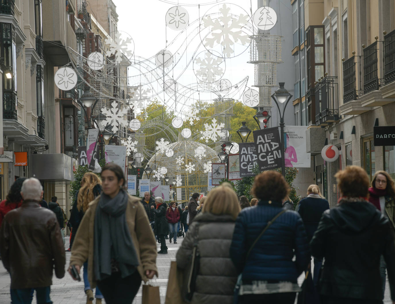 El Ayuntamiento de Valladolid ha colocado el árbol de Navidad en la Plaza Mayor y luces navideñas en las calles del centro.