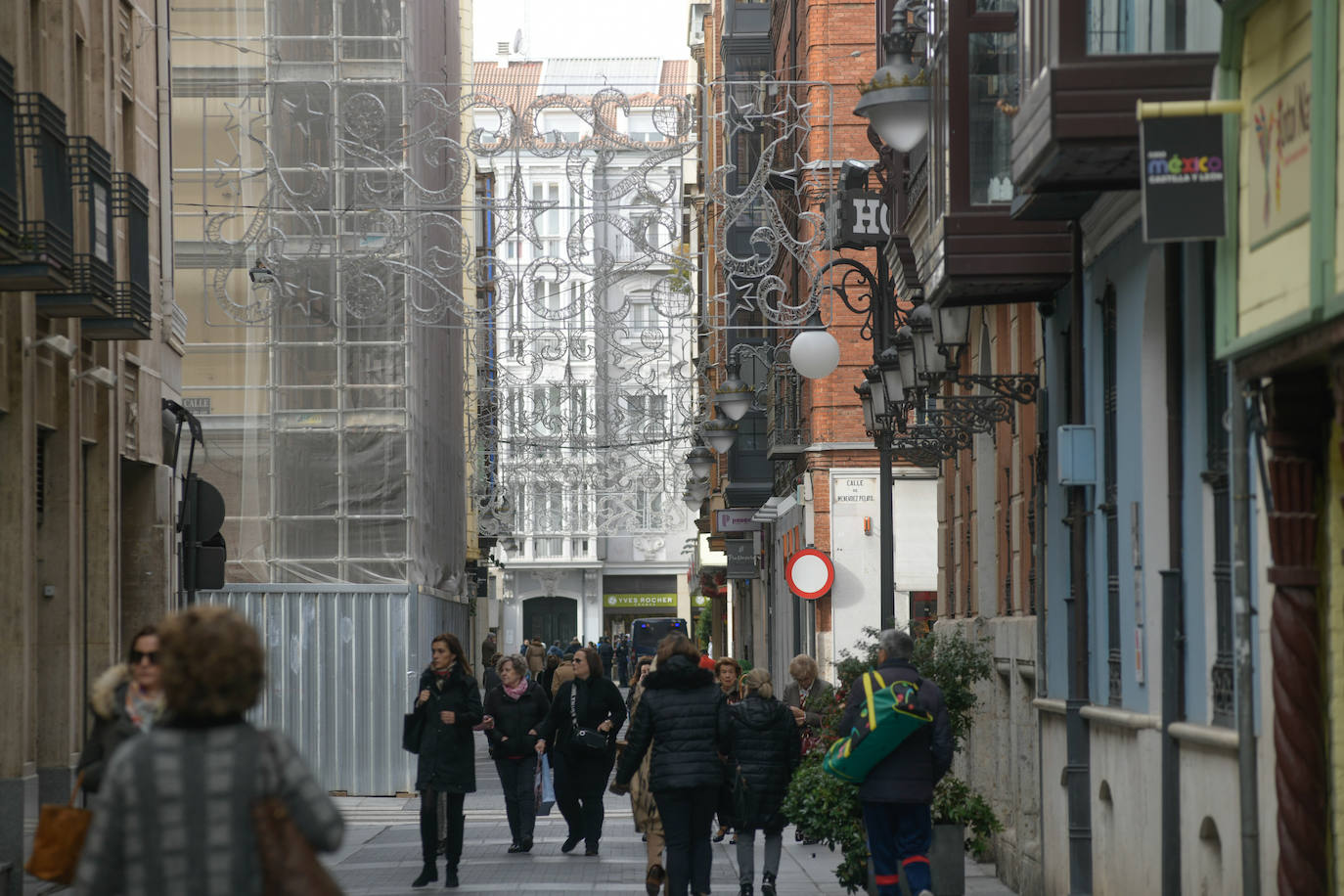 El Ayuntamiento de Valladolid ha colocado el árbol de Navidad en la Plaza Mayor y luces navideñas en las calles del centro.