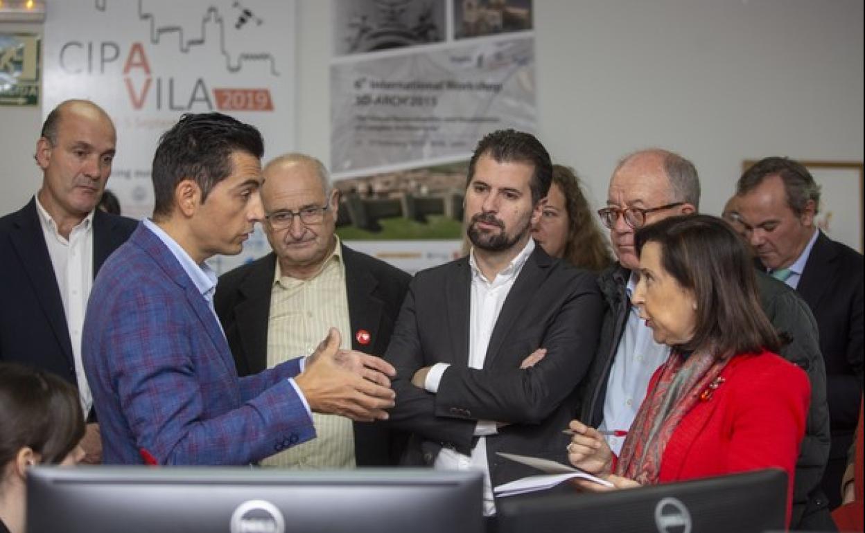 La ministra de Defensa, Margarita Robles, y el secretario general del PSOE de Castilla y León, Luis Tudanca, visitan al grupo de investigación de TIDOP de la Escuela Politécnica de Ávila. 