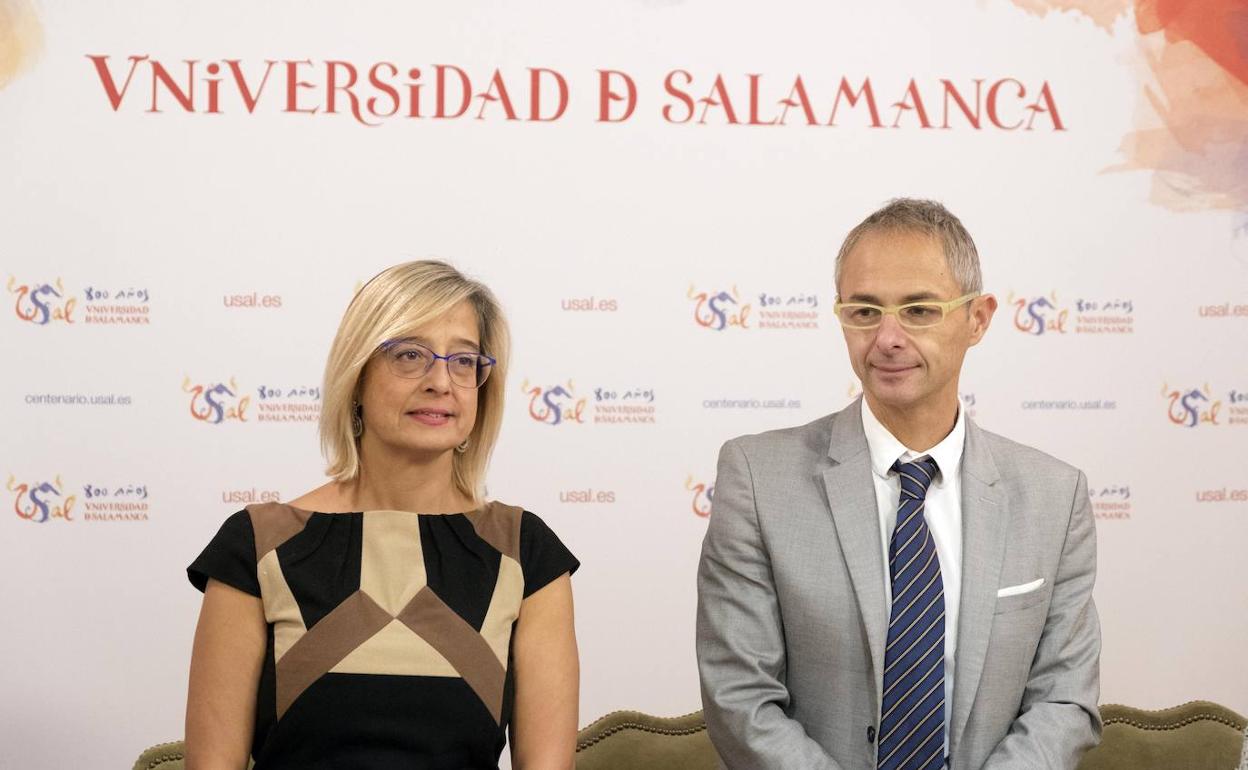 La viceconsejera Pilar Garcés y el rector Ricardo Rivero comparecen ante los periodistas.