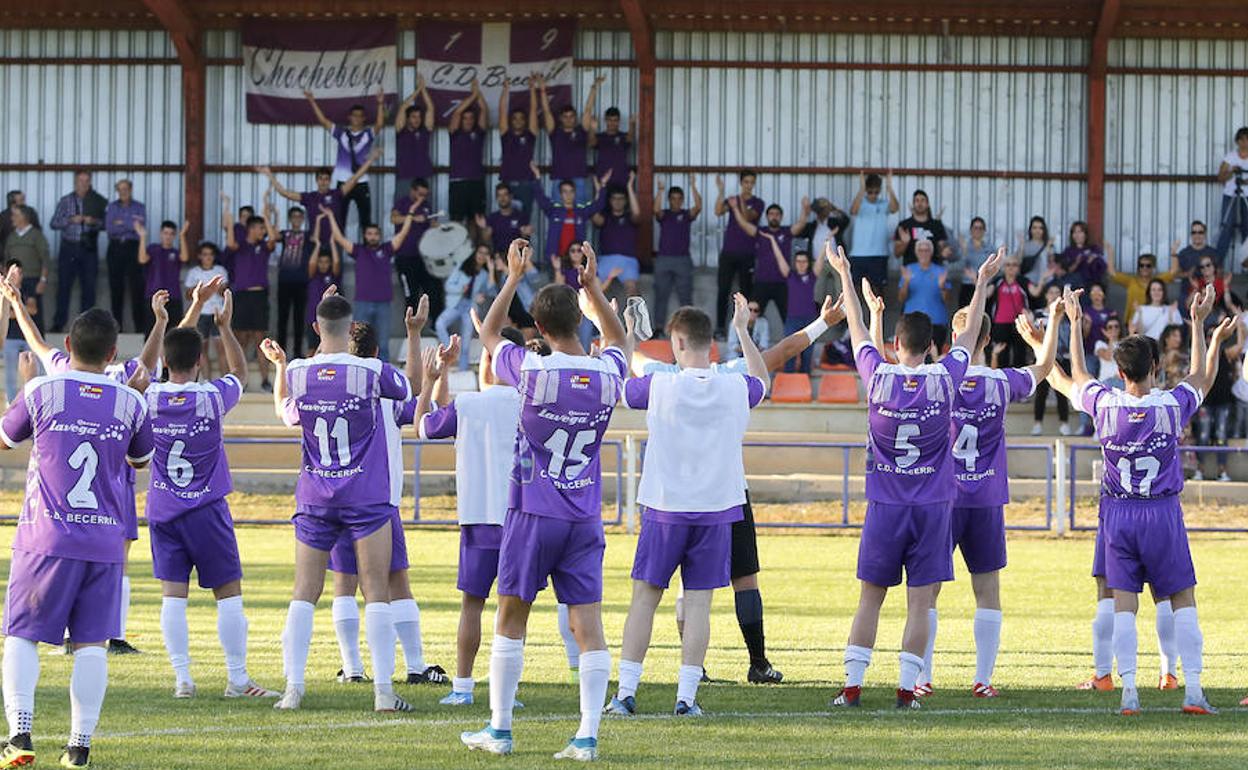 La plantilla morada agradece su apoyo al público tras la victoria ante La Granja.