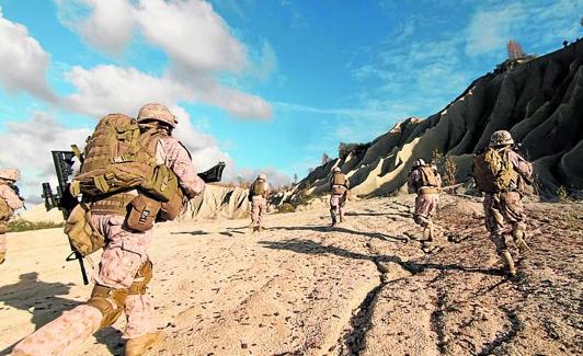 Ejercicios tácticos en una zona desértica. 