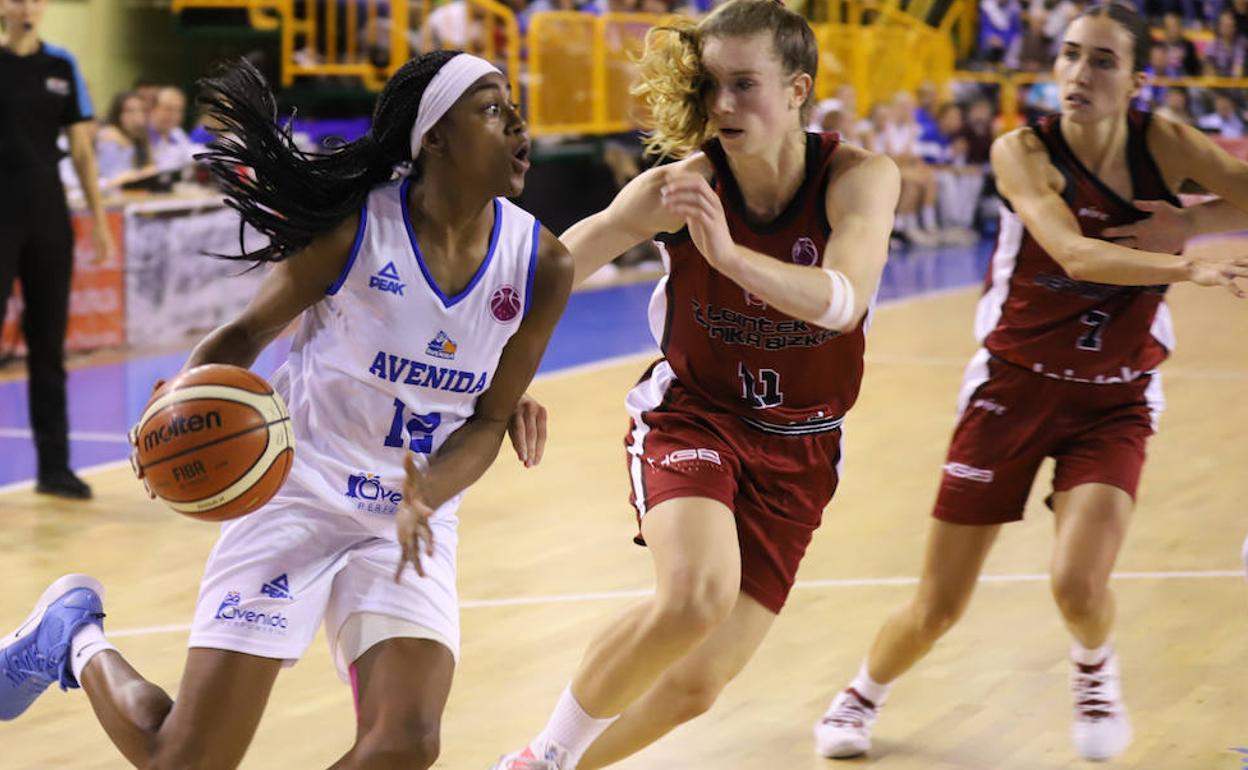 Hayes penetra a canasta ante Gernika en la primera vuelta.