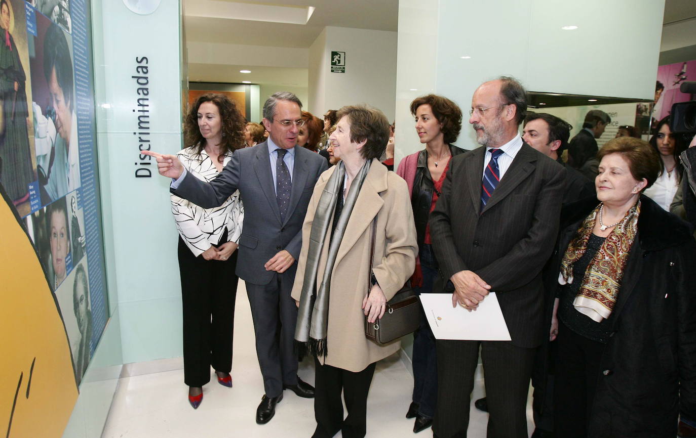 12.04.2005- De i a d: Luis del Valle, presidente de la firma L'Oreal en España; la científica Margarita Salas; el alcalde León de la Riva y Marías Cascales en la inauguración de la exposición 'La estirpe de Isis' en el Museo de la Ciencia de Valladolid.
