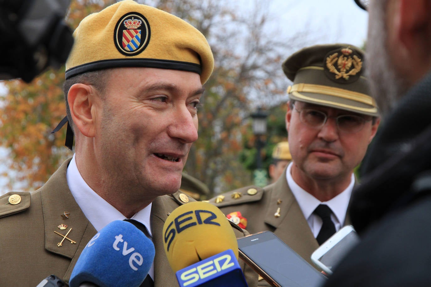 El jefe de la Unidad Militar de Emergencias preside el acto en el patio de Armas del Alcázar. 