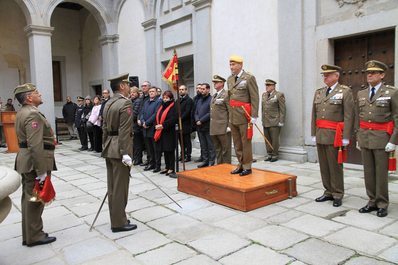 El jefe de la Unidad Militar de Emergencias preside el acto en el patio de Armas del Alcázar. 
