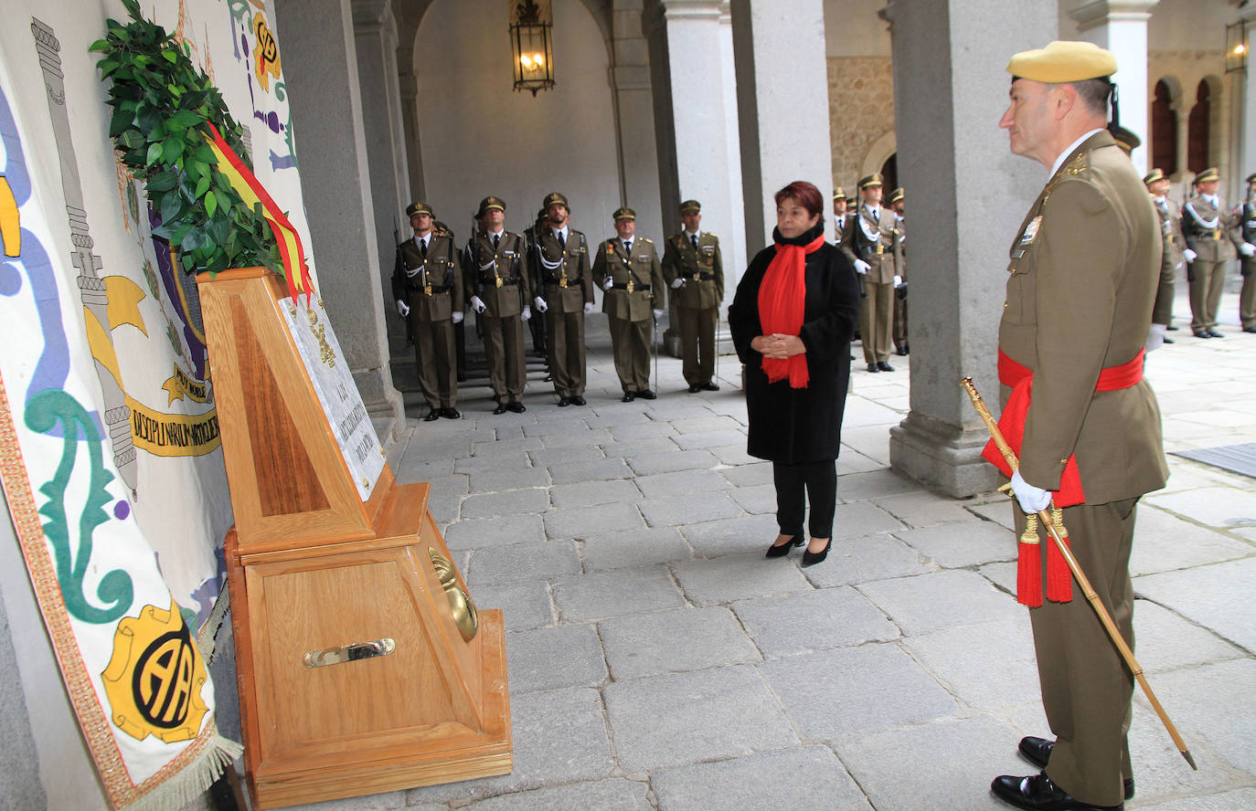 El jefe de la Unidad Militar de Emergencias preside el acto en el patio de Armas del Alcázar. 