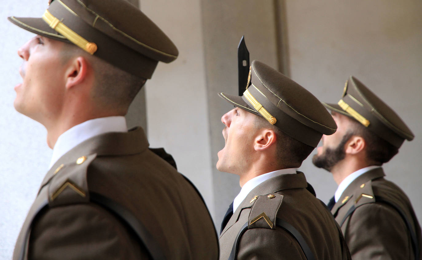 El jefe de la Unidad Militar de Emergencias preside el acto en el patio de Armas del Alcázar. 